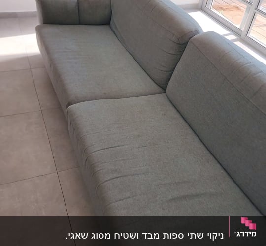 ספה אפורה על רצפת אריחים בחדר מואר